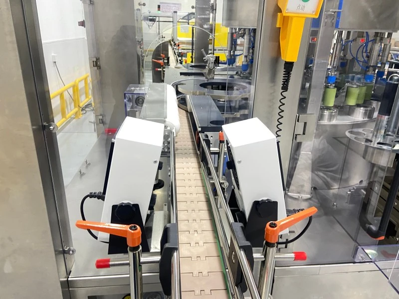 Irregular Cosmetic Bottle Labeling Machine - flexible roller pressing and discharge