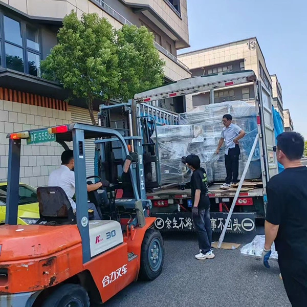 Irregular Cosmetic Bottle Labeling Machine - export wooden crate packaging